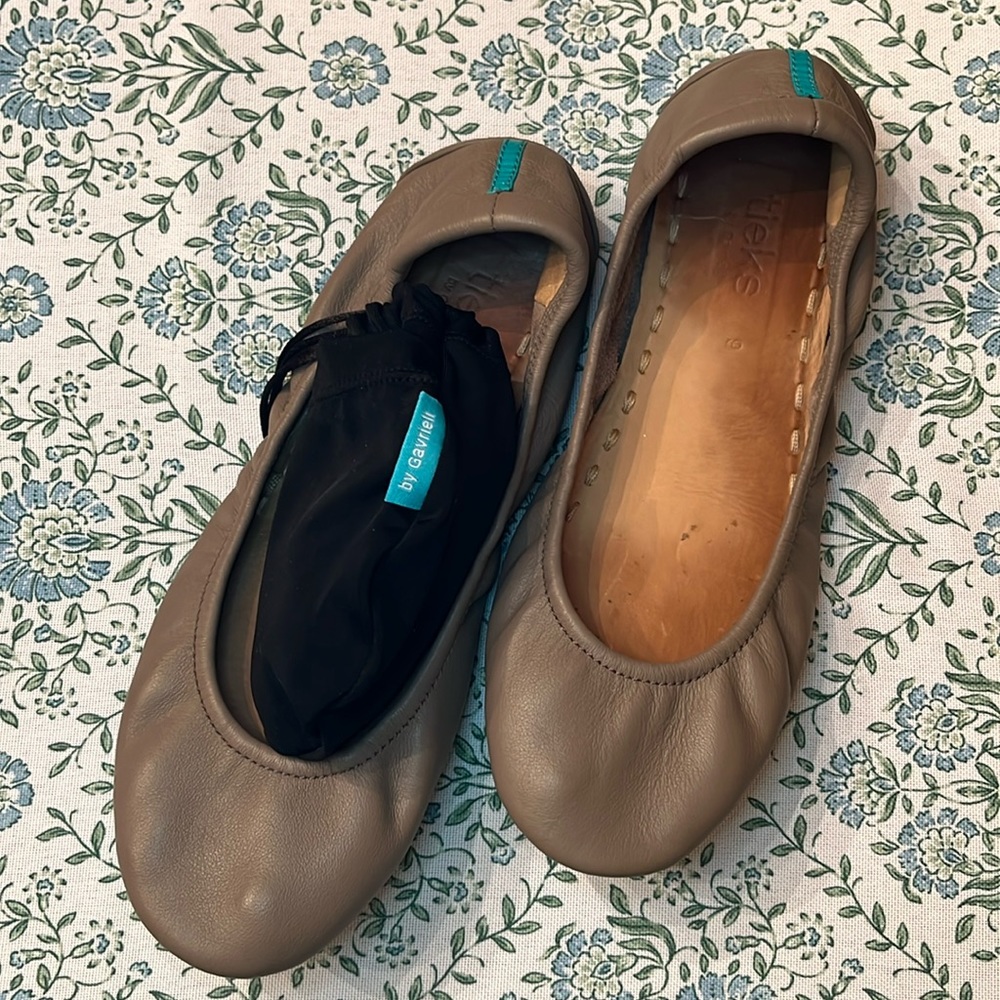 Tieks ballet flats in Taupe. VGUC. No toe scuffs!  Includes bag